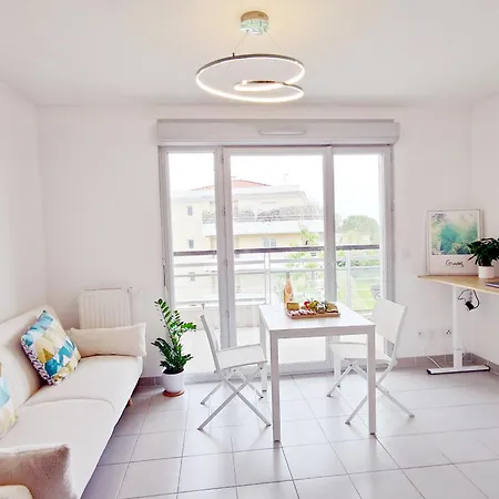 Sea View - Quiet Location, Air Conditioning & Parking 아파트 *