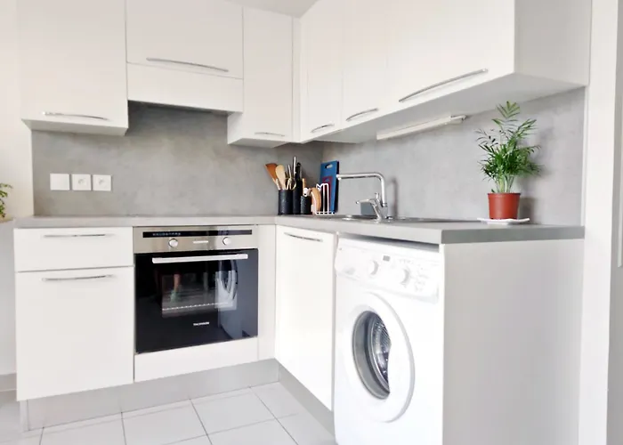 Sea View - Quiet Location, Air Conditioning & Parking *